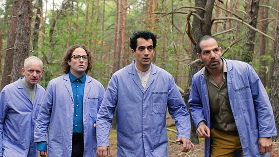 Mathias Max Herrmann, Bastian Reiber, Timo Fakhravar, Yousef Sweid (v.l.n.r.) in "Die geschützten Männer" (2023)