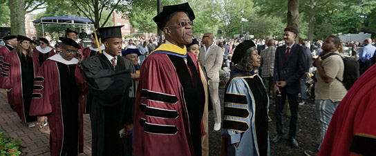 Edwin Moses (vorne Mitte) in "13 Steps - Die unglaubliche Karriere von Edwin Moses" (2024)