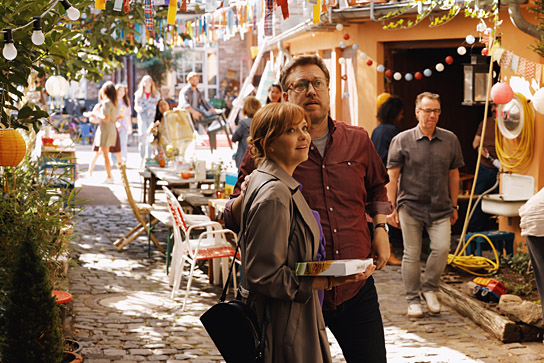 Laura Tonke, Nicholas Ofczarek (v.l.n.r.) in "Feste & Freunde - Ein Hoch auf uns!" (2024)