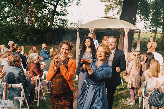 Katia Fellin, Annette Frier (vorne Mitte v.l.n.r.), Trystan Pütter (zweite Reihe Mitte rechts), Laura Tonke (hinten Mitte rechts) in "Feste & Freunde - Ein Hoch auf uns!" (2024)