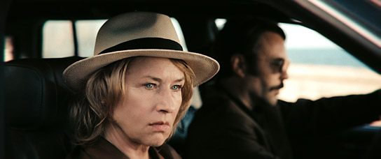 Corinna Harfouch, Alberto Ruano (v.l.n.r.) in "Kundschafter des Friedens 2" (2024)