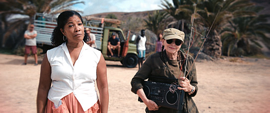 Lynne Anne Williams, Katharina Thalbach (v.l.n.r.) in "Kundschafter des Friedens 2" (2024)