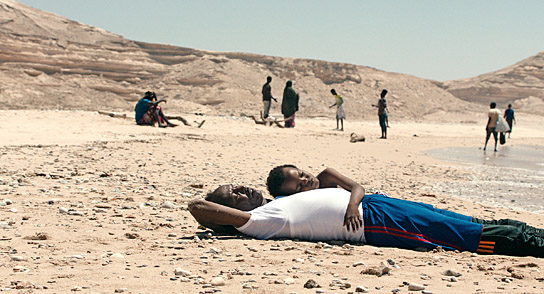 Ahmed Ali Farah (vorne), Ahmed Mohamud Saleban (2.v.vorne) in "The Village Next to Paradise" (2024)