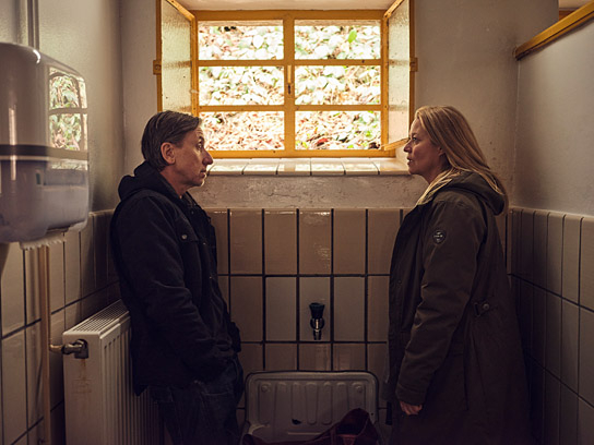 Tim Roth, Trine Dyrholm (v.l.n.r.) in "Poison - Eine Liebesgeschichte" (2024)