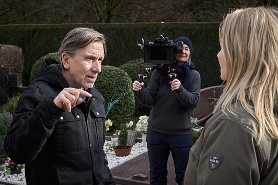 Tim Roth, Trine Dyrholm (vorne v.l.n.r.), Judith Kaufmann (hinten) bei den Dreharbeiten zu "Poison - Eine Liebesgeschichte" (2024)