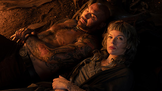 Dave Bautista, Milla Jovovich (v.l.n.r.) in "In the Lost Lands" (2025)