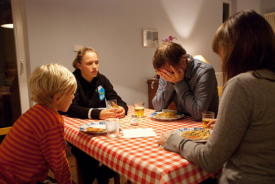 Mika Nilson Seidel, Talisa Lilly Lemke, Milan Peschel, Steffi Kühnert (v.l.n.r.) in "Halt auf freier Strecke" (2011)