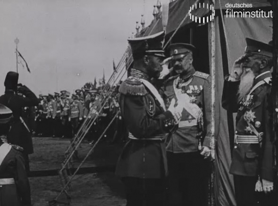 Screenshot aus "S. M. der Kaiser von Russland und S. H. der Czarewitsch nehmen die ihnen zu Ehre"; Quelle: DIF