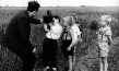 Kameramann Hans-Eberhard Leupold mit den Kindern in Golzow - Jochen T. (an der Kamera), Jürgen W. (rechts), 1962 ("Lebensläufe. Die Geschichte der Kinder von Golzow in einzelnen Portraits", 1981); Quelle: BArch, FMD