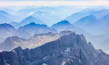 Luftbild von der Zugspitze im Wettersteingebirge in "Alpgeister" (2019); Quelle: Konzept+Dialog.Medienproduktion, DFF, © Konzept+Dialog.Medienproduktion, Klaus Leidorf