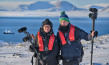 Silke Schranz, Christian Wüstenberg bei den Dreharbeiten zu "Spitzbergen - Auf Expedition in der Arktis" (2020); Quelle: comfilm.de, DFF, © Maximilian Mutzhas