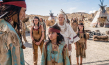 Mehmet Kurtulus (links), Mika Ullritz (3.v.l.), Hildegard Schmahl (4.v.l), Lola Linnéa Padotzke (5.v.l.) in "Der junge Häuptling Winnetou" (2021)