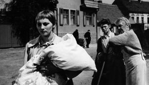 Annette Woska (links) in "Christine" (1963); Quelle: DEFA-Stiftung, © DEFA-Stiftung, Waltraut Pathenheimer, Herbert Kroiss