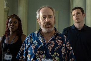 Ronke Adekoluejo, Mark Davison, Callum Turner (v.l.n.r.) in "Der göttliche Andere" (2020); Quelle: Warner Bros. Pictures Germany, DFF, © 2020 X Filme Creative Pool GmbH, Madeleine s.r.l., Warner Bros. Entertainment GmbH