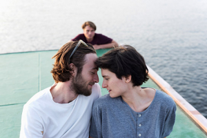 Cecil von Renner (links), Joséphine Demerliac, Dimitri Stapfer (hinten) in "Die Sonne brennt" (2020); Quelle: Filmfestival Max Ophüls Preis 2021, © Piotr Pietrus