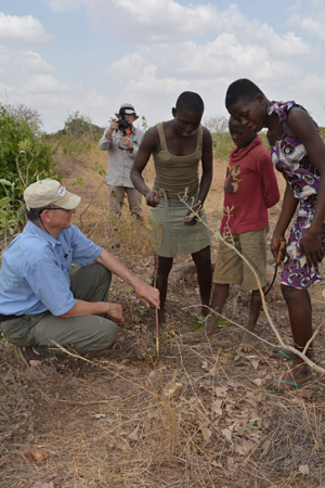 Tony Rinaudo (links) in "Der Waldmacher" (2021), Quelle: Weltkino Filmverleih, DFF, © World Vision