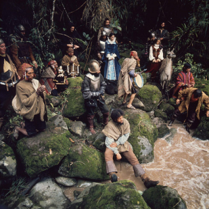 Armando Polanah, Ruy Guerra, Helena Rojo (alle oben, Bildmitte), Edward Roland (vorne). Klaus Kinski, Cecilia Rivera (beide oben rechts) in "Aguirre, der Zorn Gottes" (1972)