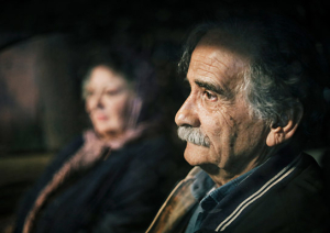 Lily Farhadpour, Esmail Mehrabi (v.l.n.r.) in "Ein kleines Stück vom Kuchen" (2024)