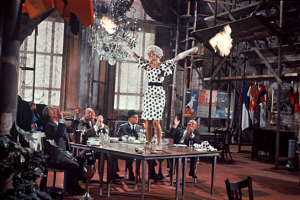 Liselotte Pulver (auf dem Tisch) in "One, Two, Three" (1961)