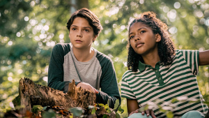 Emile Chérif, Sophie Lelenta (v.l.n.r.) in "Woodwalkers" (2024)