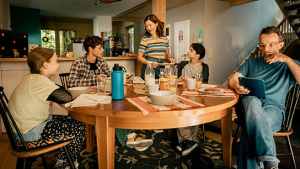 Luna Arwen Krüger, Johannes Degen, Hannah Herzsprung, Emile Chérif, Lucas Gregorowicz (v.l.n.r.) in "Woodwalkers" (2024)