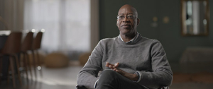 Edwin Moses in "13 Steps - Die unglaubliche Karriere von Edwin Moses" (2024)