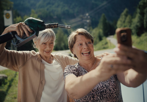 Christine Ostermayer, Margarethe Tiesel (v.l.n.r.) in "Toni und Helene" (2024)