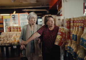 Christine Ostermayer, Margarethe Tiesel (v.l.n.r.) in "Toni und Helene" (2024)