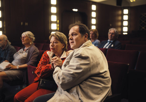 Margarethe Tiesel, Thomas Mraz (vorne v.l.n.r.) in "Toni und Helene" (2024)