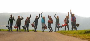 Serge Mateso, Laurenz Lerch, Janina Fautz, Anton Fuchs, Kya-Celina Barucki, Richard Fuchs, Samirah Breuer, Amelie Willberg, Michael Schweisser (v.l.n.r.) in "Leben ist jetzt - Die Real Life Guys" (2024)