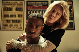 Jordan E. Cooper, Joanna Cassidy (v.l.n.r.) in "Uppercut" (2023)