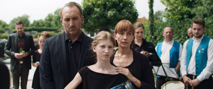 Jürgen Fischer, Catherine Legat, Kathrin Anna Stahl (vorne v.l.n.r.) in "Hundslinger Hochzeit" (2024)