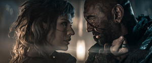 Milla Jovovich, Dave Bautista (v.l.n.r.) in "In the Lost Lands" (2025)