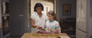 Carla Díaz, Naila Schuberth (v.l.n.r.) in "Delicious" (2025)