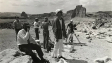 Harry Dean Stanton (sitzend), Wim Wenders (vorne Mitte) bei den Dreharbeiten zu "Paris, Texas", 1983 ("Wim Wenders - Desperado", 2020)